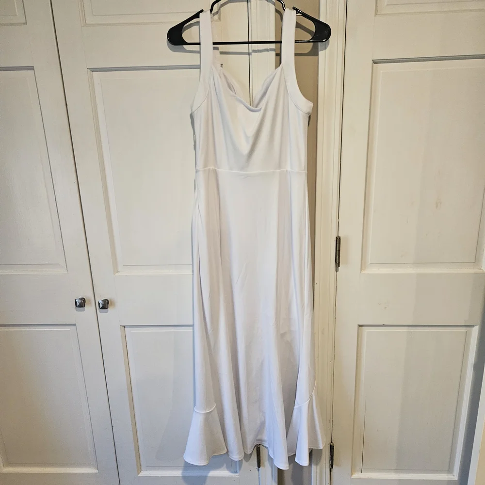 Elegant White Sleeveless Dress - Picture 2 of 2